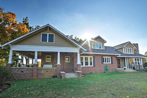 Gorgeous Cleveland House On 1.5 Acres W / Porch! - thumb 0