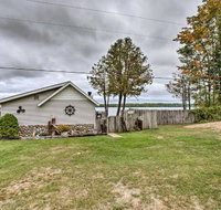NEW Curriers Cottage on Little Traverse Lake - USA Accommodation