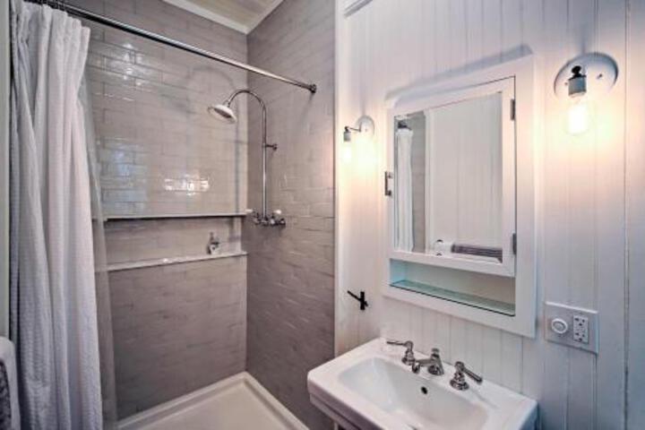 Restored Historic Lakefront Home W / Panoramic Views - thumb 2