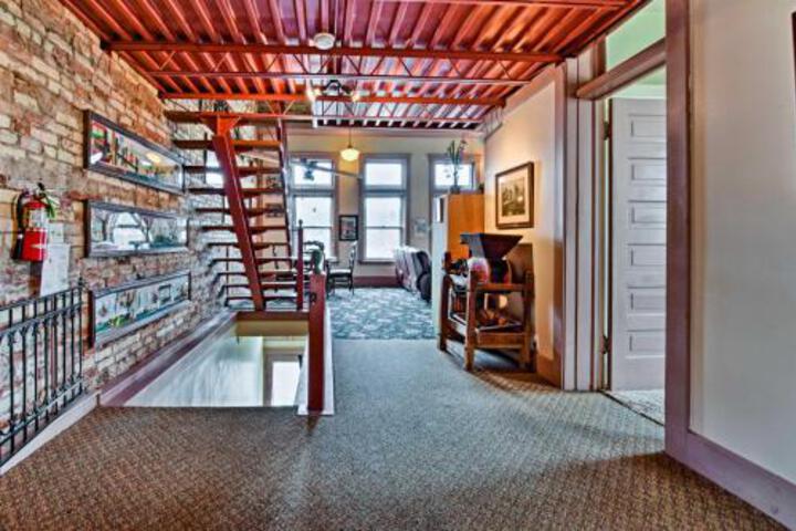 Historic Downtown Saugatuck Loft Apartment! - thumb 2