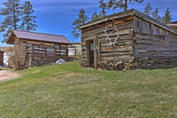Remodeled Hill City 1910 Log Cabin w / Grill Deck