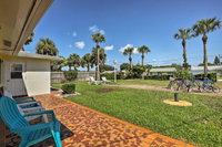 NEW Breezy Home w / Lanai Steps from Ormond Beach