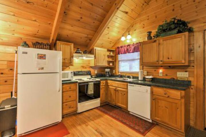 Cabin W / Hot Tub Mins To Pigeon Forge / Gatlinburg - thumb 6