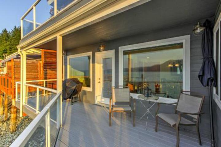 Waterfront 3BR Home On Gold Coast Of Hood Canal! - thumb 2