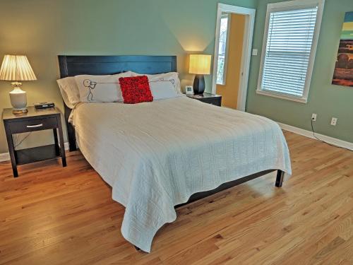 Quaint 3BR Austin Home Just 10 Minutes To Downtown - thumb 5