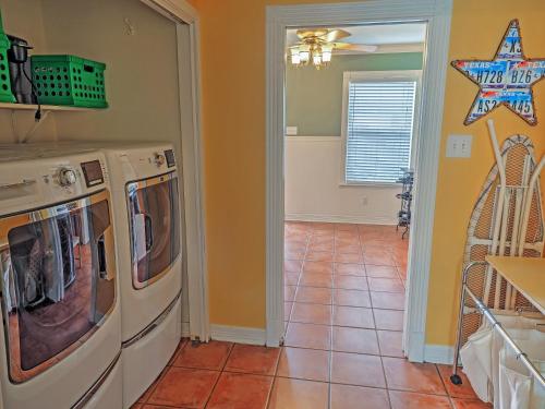 Quaint 3BR Austin Home Just 10 Minutes To Downtown - thumb 2