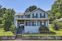 NEW Seneca Lake Home w / Lake Views  Sun Deck