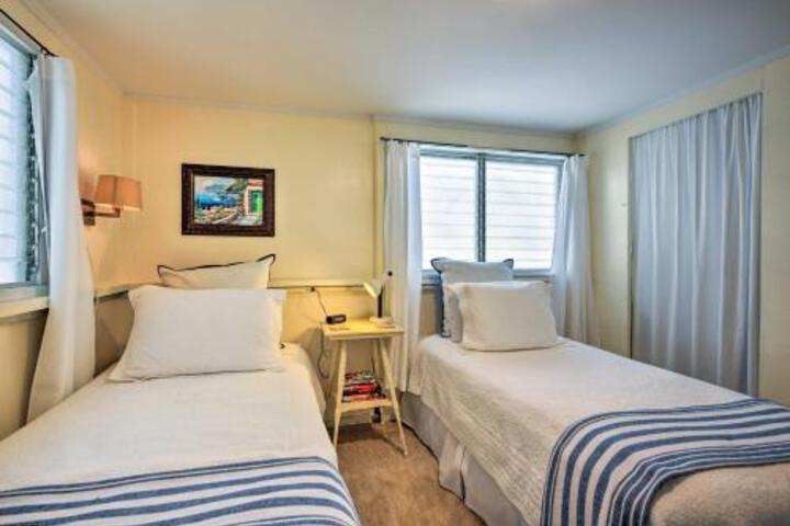 NEW! Avalon Cottage Walk To Town Center! - thumb 0