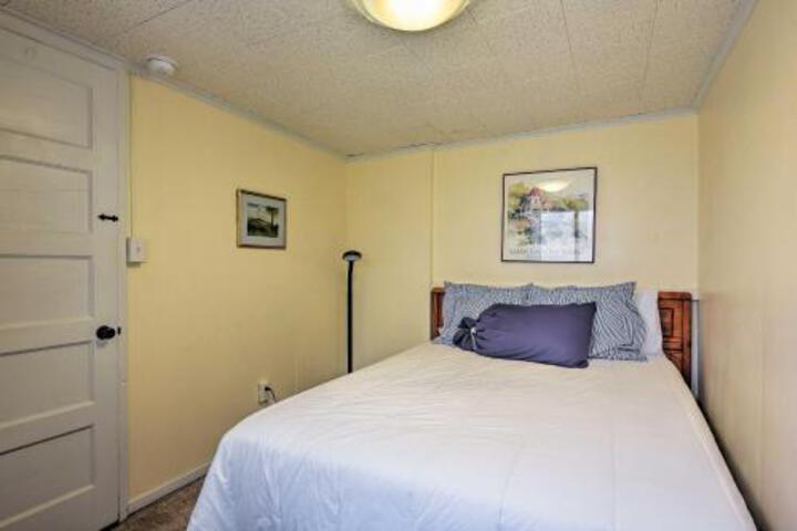 NEW! Avalon Cottage Walk To Town Center! - thumb 2