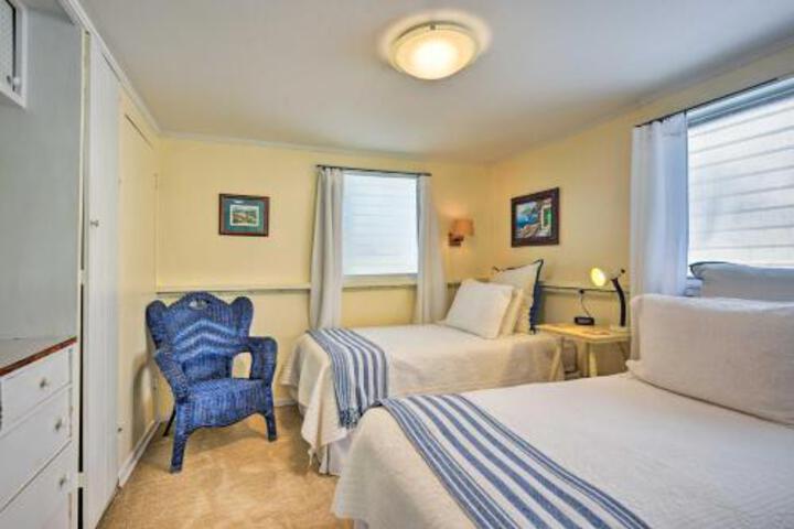 NEW! Avalon Cottage Walk To Town Center! - thumb 1