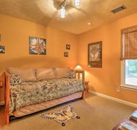 Cozy 2BR Pine Mountain Cabin w / Screened Porch - USA Accommodation