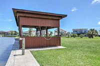 Freeport Home w / Canal ViewBoat Dock Near Beaches