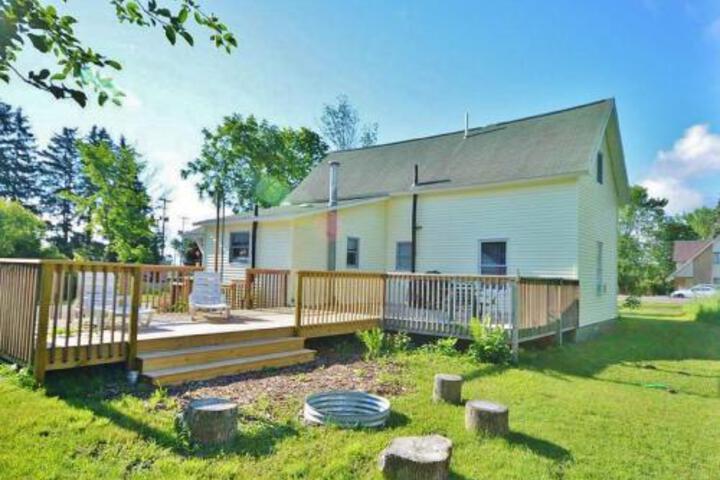 Schooner House Traverse City Cottage W / Deck! - thumb 4