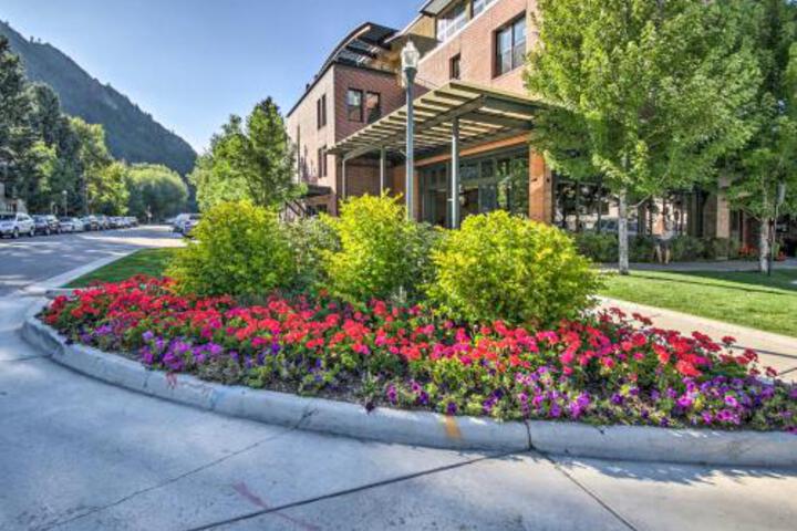 Aspen Condo W / Balcony & Fireplace Mins To Slopes! - thumb 3