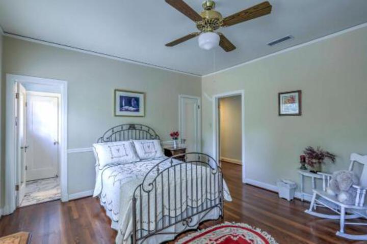 Stately Dallas Home W / Pool Patio & Entertainment! - thumb 2