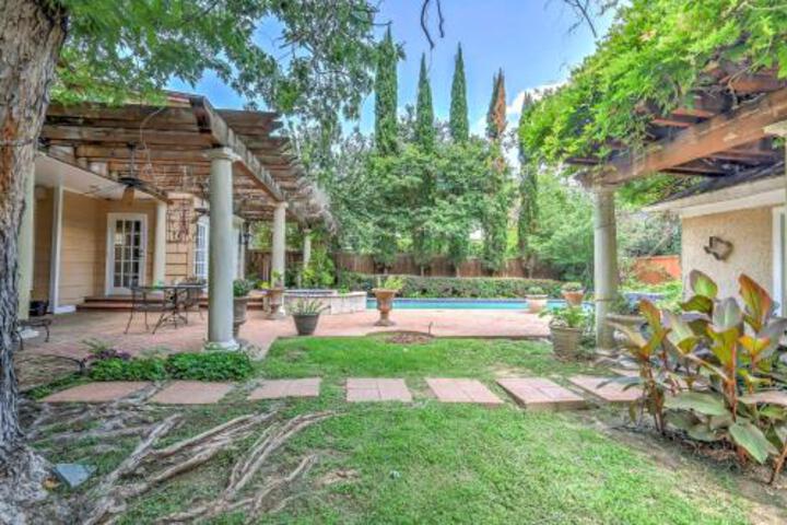 Stately Dallas Home W / Pool Patio & Entertainment! - thumb 1