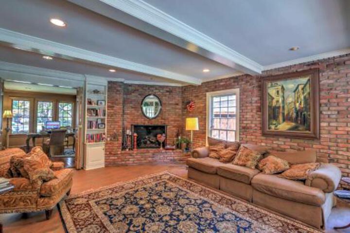 Stately Dallas Home W / Pool Patio & Entertainment! - thumb 0