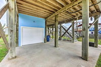 Cozy Surfside Beach House w / Deck  Gulf Views