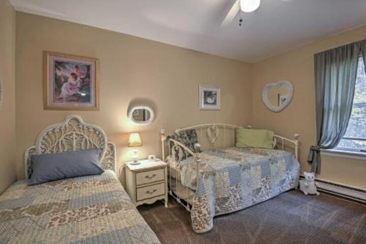 Bushkill Home W / Private Hot Tub Deck & Pool Table - thumb 2