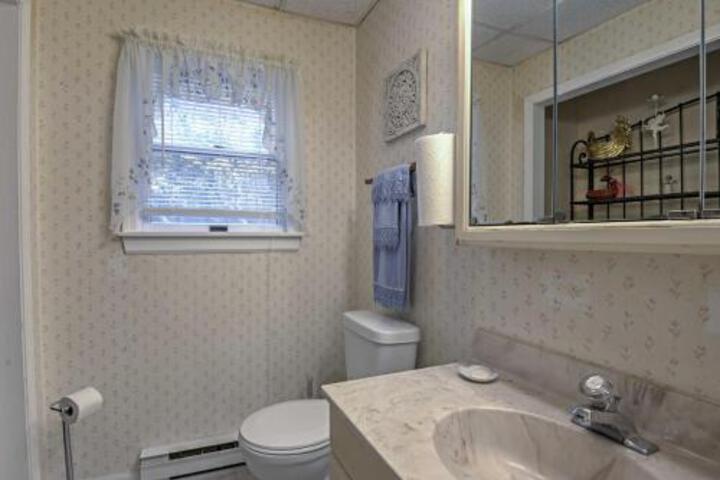 Bushkill Home W / Private Hot Tub Deck & Pool Table - thumb 5