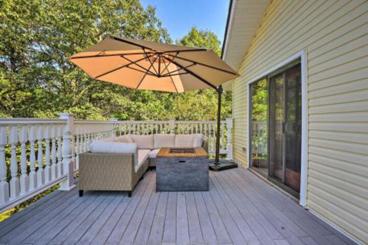 Quiet Long Pond Home On 1 Acre W / Deck & Patio! - thumb 1