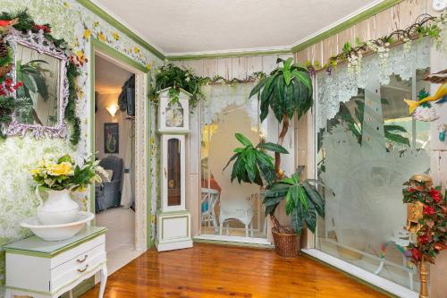 Riverfront Weeki Wachee Home W / Big Yard & Lanai! - thumb 6