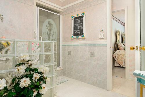 Riverfront Weeki Wachee Home W / Big Yard & Lanai! - thumb 1