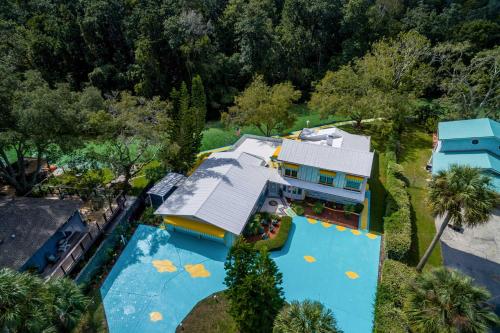 Riverfront Weeki Wachee Home W / Big Yard & Lanai! - thumb 3