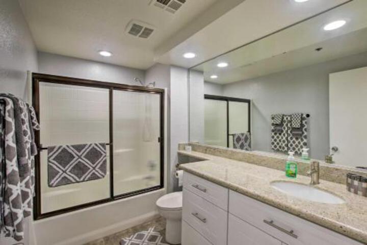 Modern Palm Springs Condo W / Pool & Hot Tub Access! - thumb 2