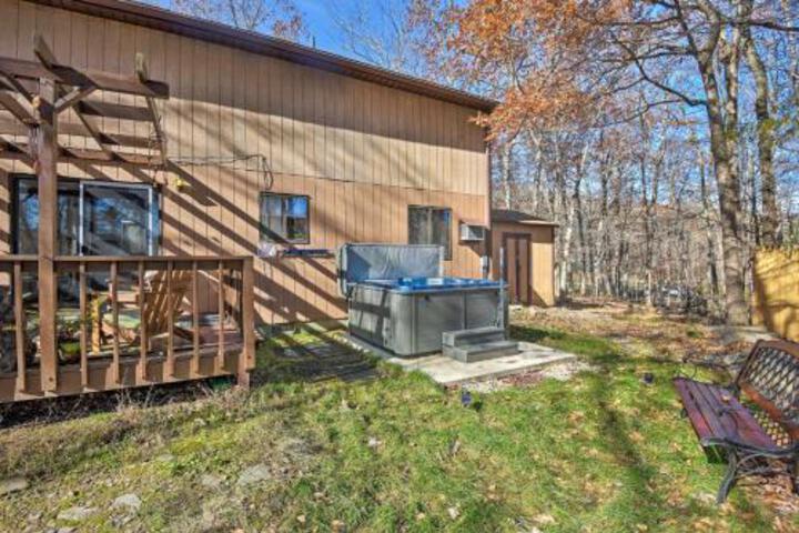 Poconos Home W / Fire Pit Hot Tub Deck & Grill! - thumb 0