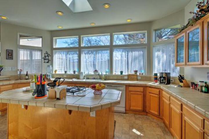 Cozy Clearlake Oaks Home W / Game Room Dock & Deck! - thumb 0