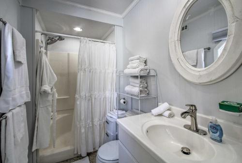 Locke Lake Home W / Private Beach Dock & Rafts! - thumb 5