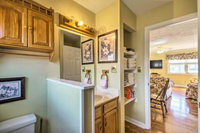 Central Damascus Apt w / Views Walk to ShopsParks