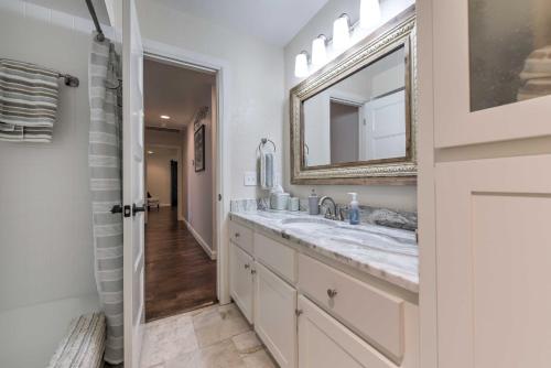 Casual Yet Elegant Spacious NW Oklahoma City Home - thumb 1