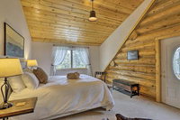 KepiKana Lodge w / Decks in Pike Natl Forest