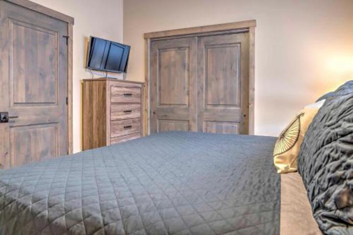 Upscale Moab Home W / RedRock Views+HotTub & Patio - thumb 3