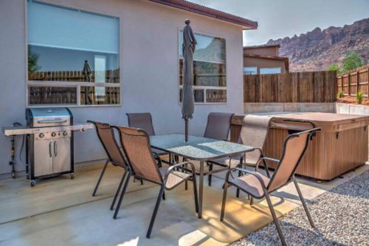 Upscale Moab Home W / RedRock Views+HotTub & Patio - thumb 1