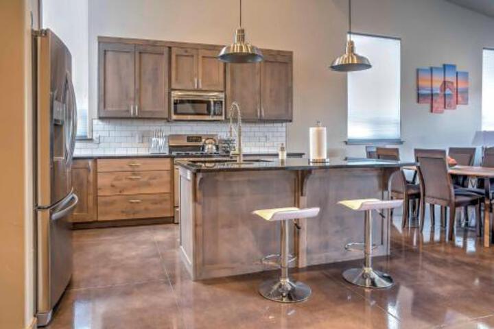Upscale Moab Home W / RedRock Views+HotTub & Patio - thumb 0