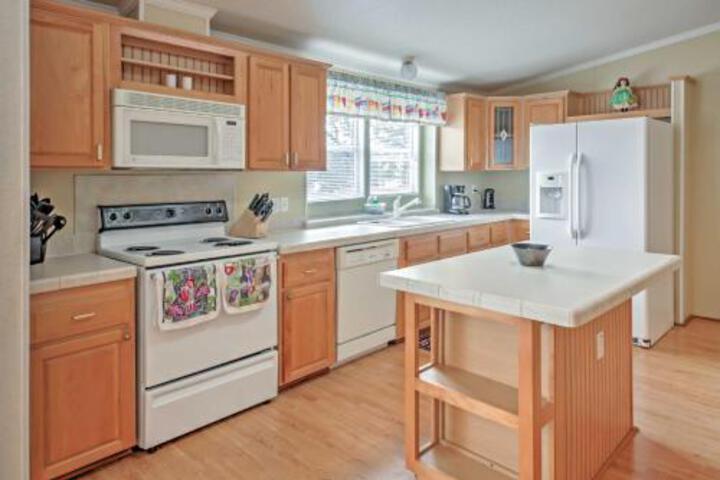 Waterfront Lakehills Home W / Pvt Dock & Lake Views - thumb 2