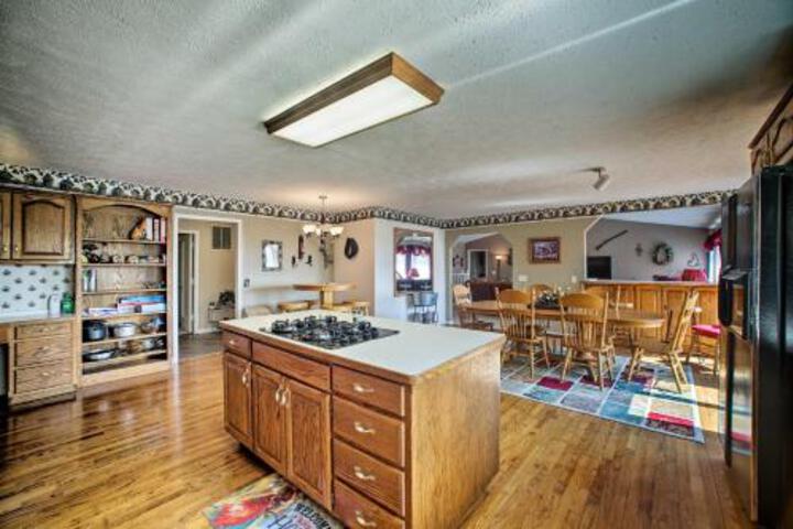 Lakefront Golden Home W / Hot Tub & Pool Access! - thumb 3
