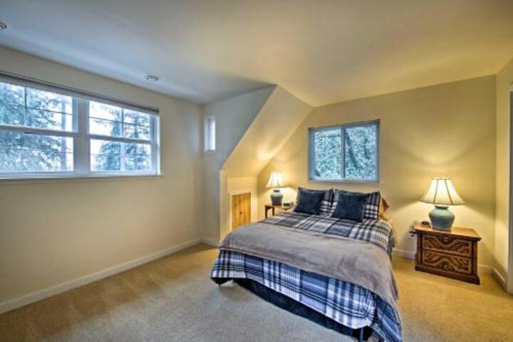 Central Indianola Home Steps To Town & Dock! - thumb 4