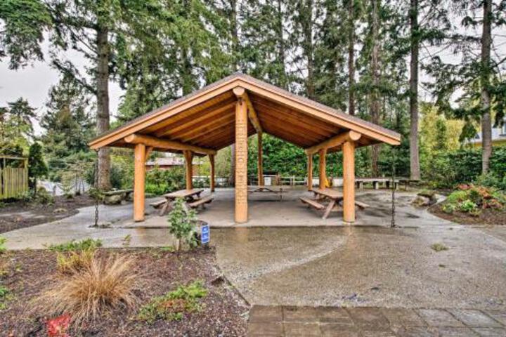 Central Indianola Home Steps To Town & Dock! - thumb 6