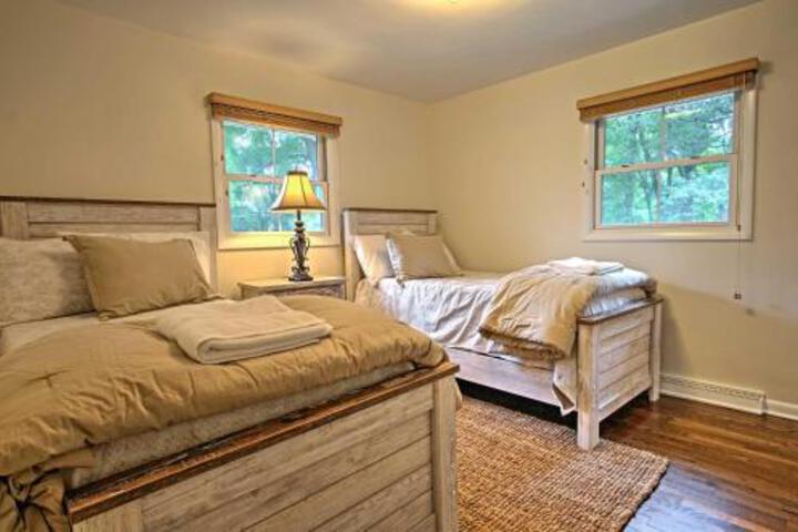 House In New Buffalo W / Hot Tub & Large Yard! - thumb 0