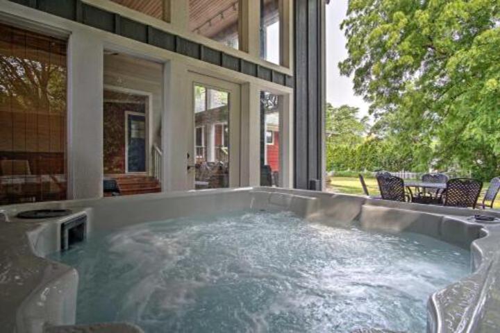 House In New Buffalo W / Hot Tub & Large Yard! - thumb 1