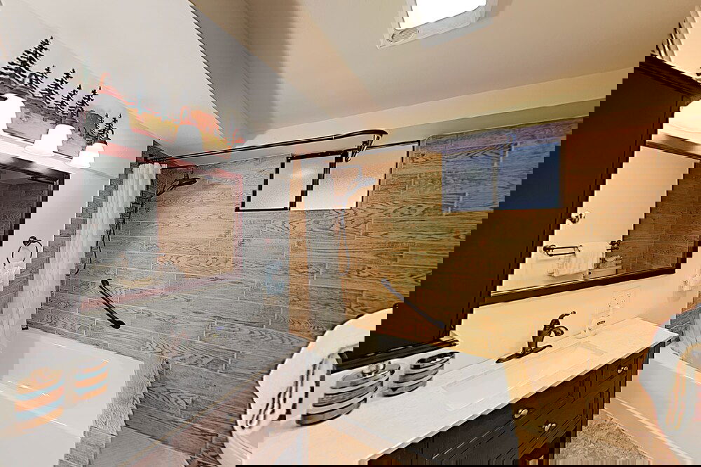 All Season Getaway Serene Backyard W / Hot Tub! 5 Bedroom Home - thumb 2