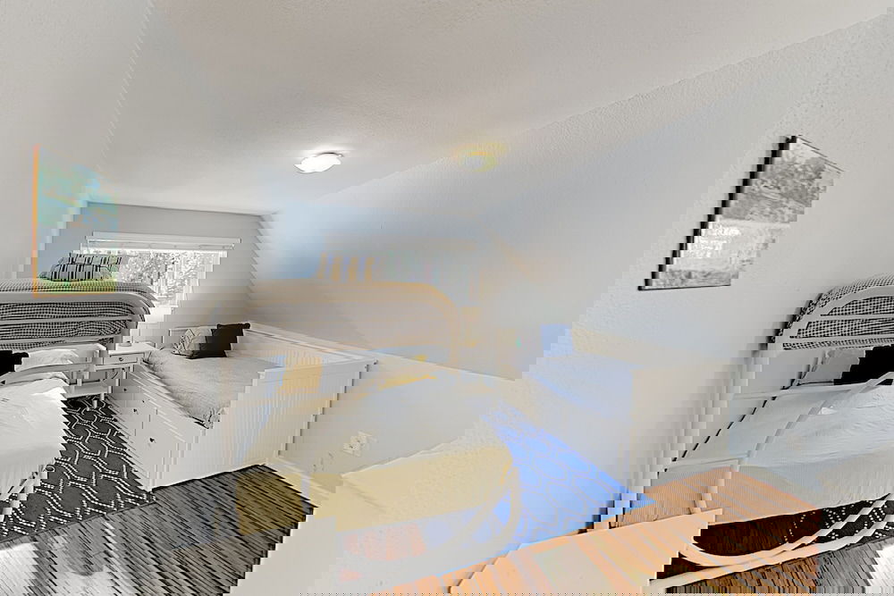 All Season Getaway Serene Backyard W / Hot Tub! 5 Bedroom Home - thumb 5