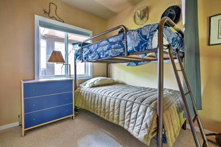 Cozy Sun Valley Condo Deck & Resort Amenities - thumb 1