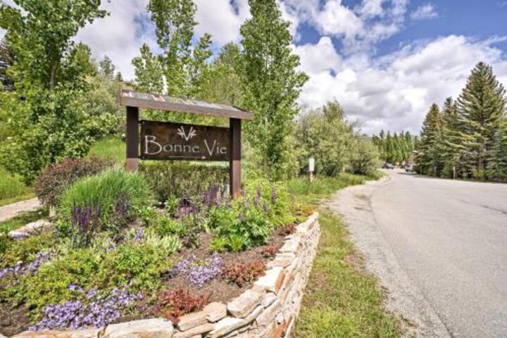 Cozy Sun Valley Condo Deck & Resort Amenities - thumb 5