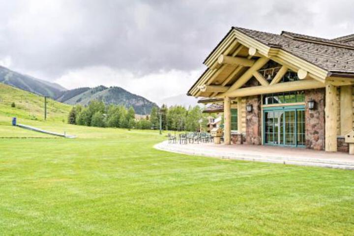 Cozy Sun Valley Condo Deck & Resort Amenities - thumb 3