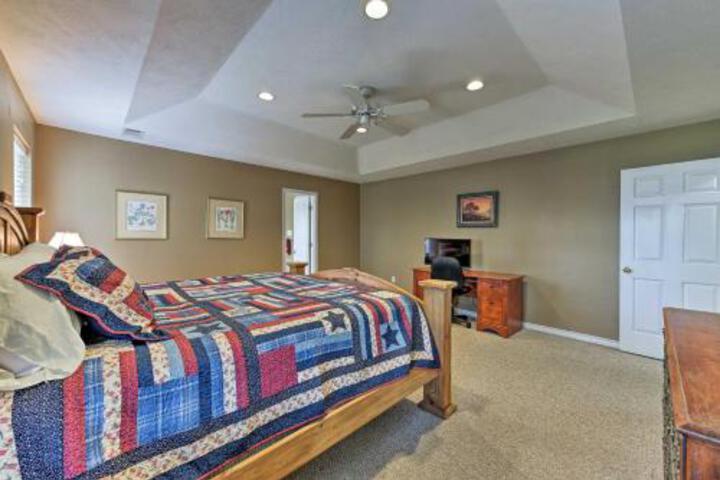 College Station Home W / Yard 5 Mins To A & M! - thumb 1